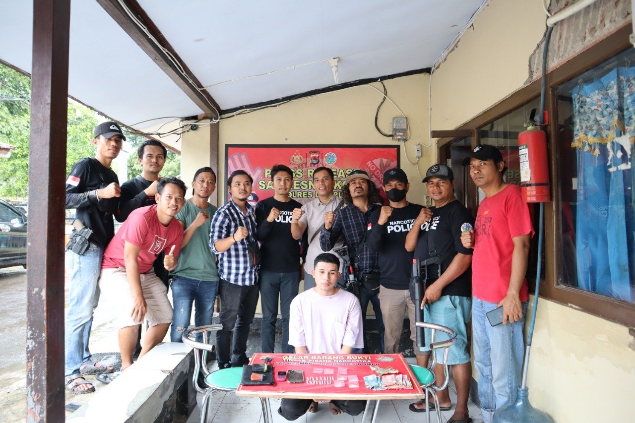 Lagi Sat Resnarkoba Polres Dompu Borgol Bandar Narkoba