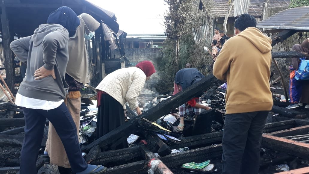 Kadis Dikbud Lotim Kunjungi TK dan Dua Perumahan Guru  Sembalun yang Terbakar