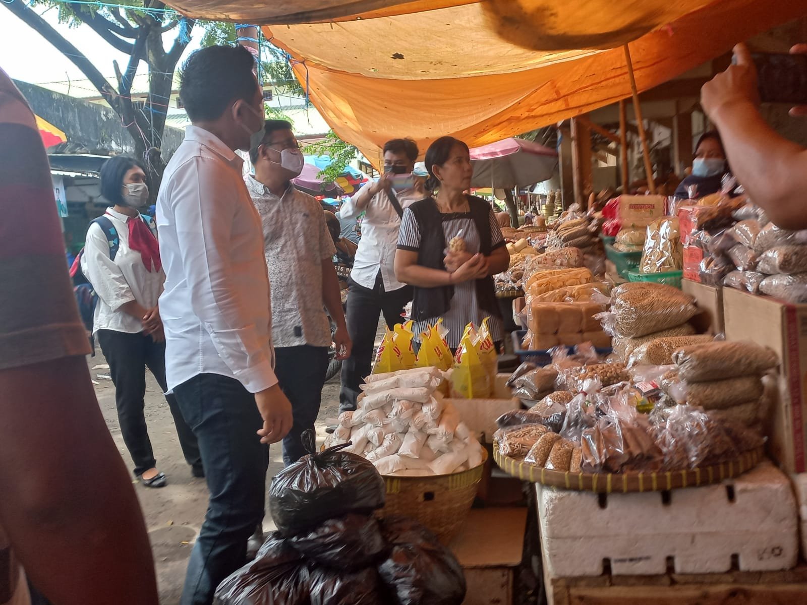 Sat Reskrim Polresta Mataram Sidak Stok Minyak Goreng Di Pasar Mandalika