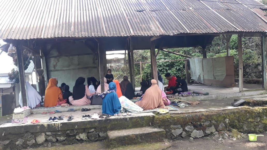 Bangunan Gedung Terbakar Siswa TK Negeri 1 Sembalun Belajar di Rumah Warga