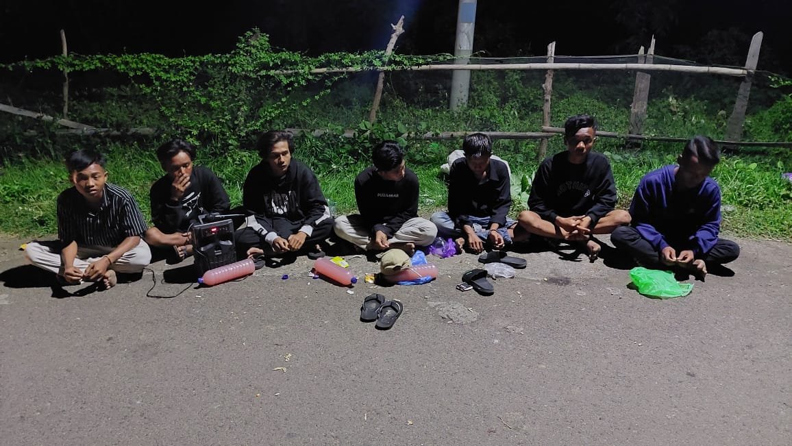 Bawa Sajam Sambil Pesta Miras di Pinggir jalan Menuju Calabai, Sekelompok Anak Muda Disergap Polisi