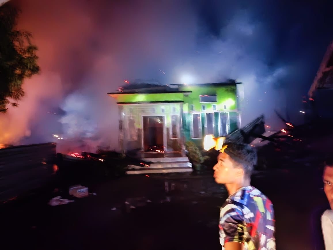 Kebakaran di Sumbawa, Kapolres Pimpin Langsung Anggota Jinakkan Amukan Si Jago Merah