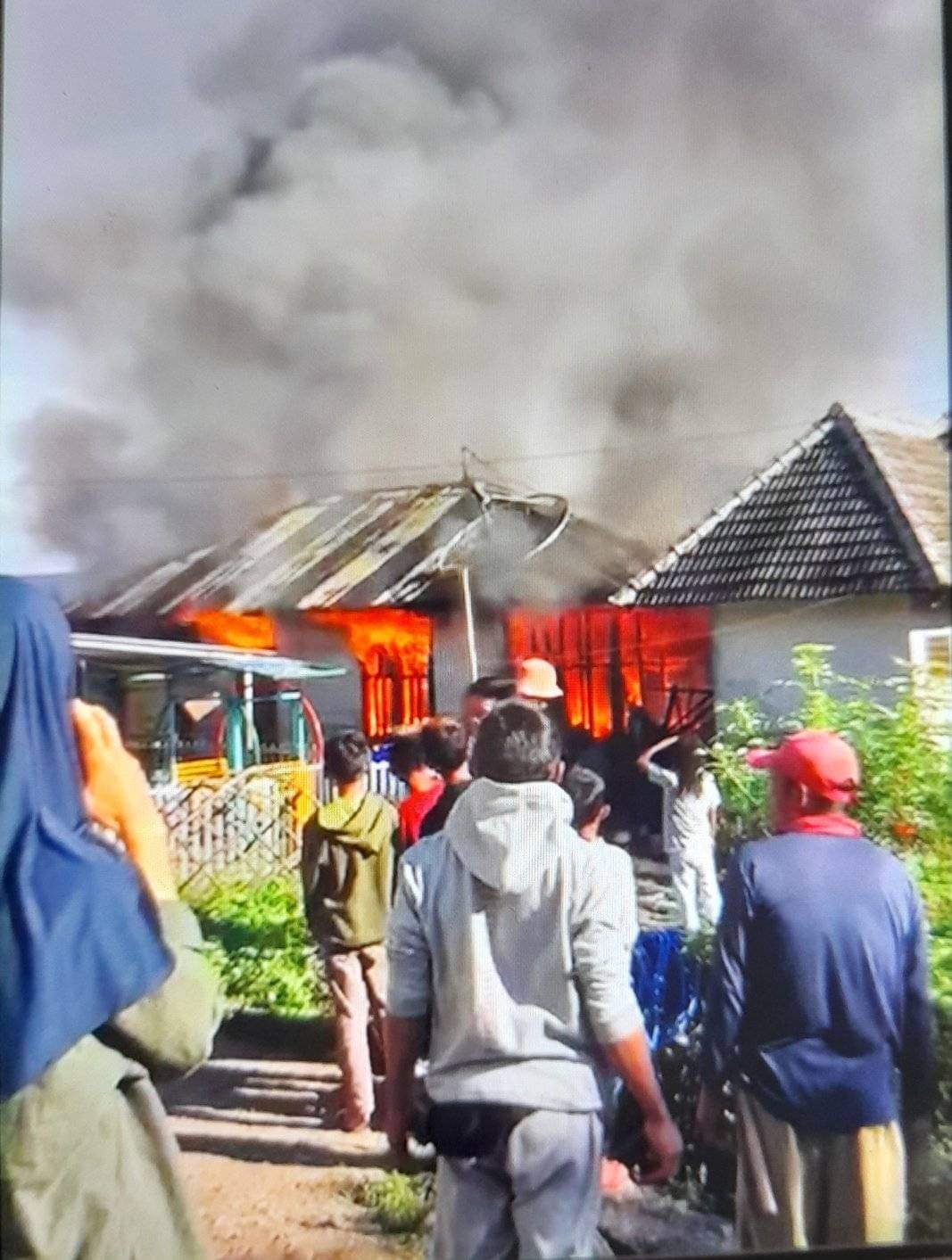 Warga Bawak Nao Desa Sajang Panik, Rumah Warga Dilalap Si Jago Merah