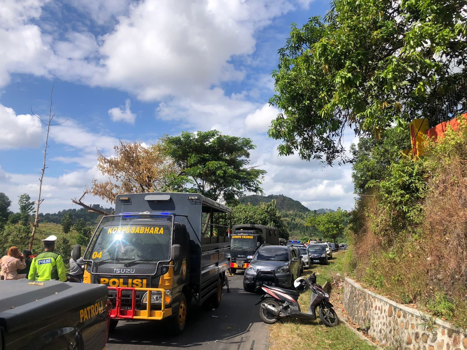 Tagih Janji Gubernur NTB Sediakan Tanah Kuburan, Warga Keruku Dompu Blokir Jalan Lintas Nasional