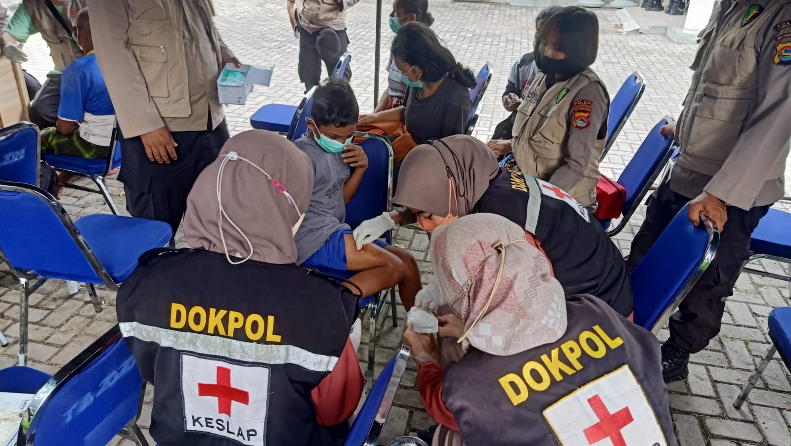 Keluhkan Kesehatan di Pengungsian, Warga Dusun Ganjar Mareje Lobar Ditangani Tim Medis Polda NTB