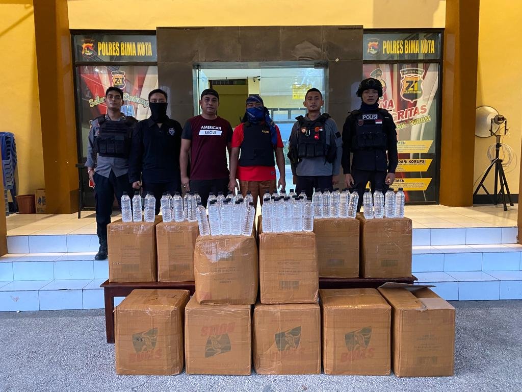 Polresta Bima Amankan 936 Botol Miras Jenis Moke