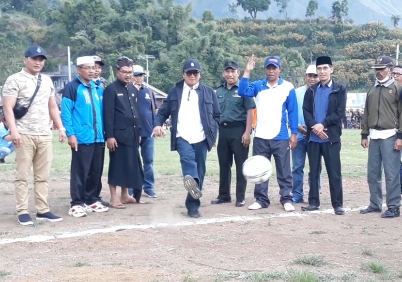 Liga Sepak Bola Kades CUP Dua Sembalun Bumbung Bergulir, Ketua Askab PSSI Lotim Tendang Bola Pertama