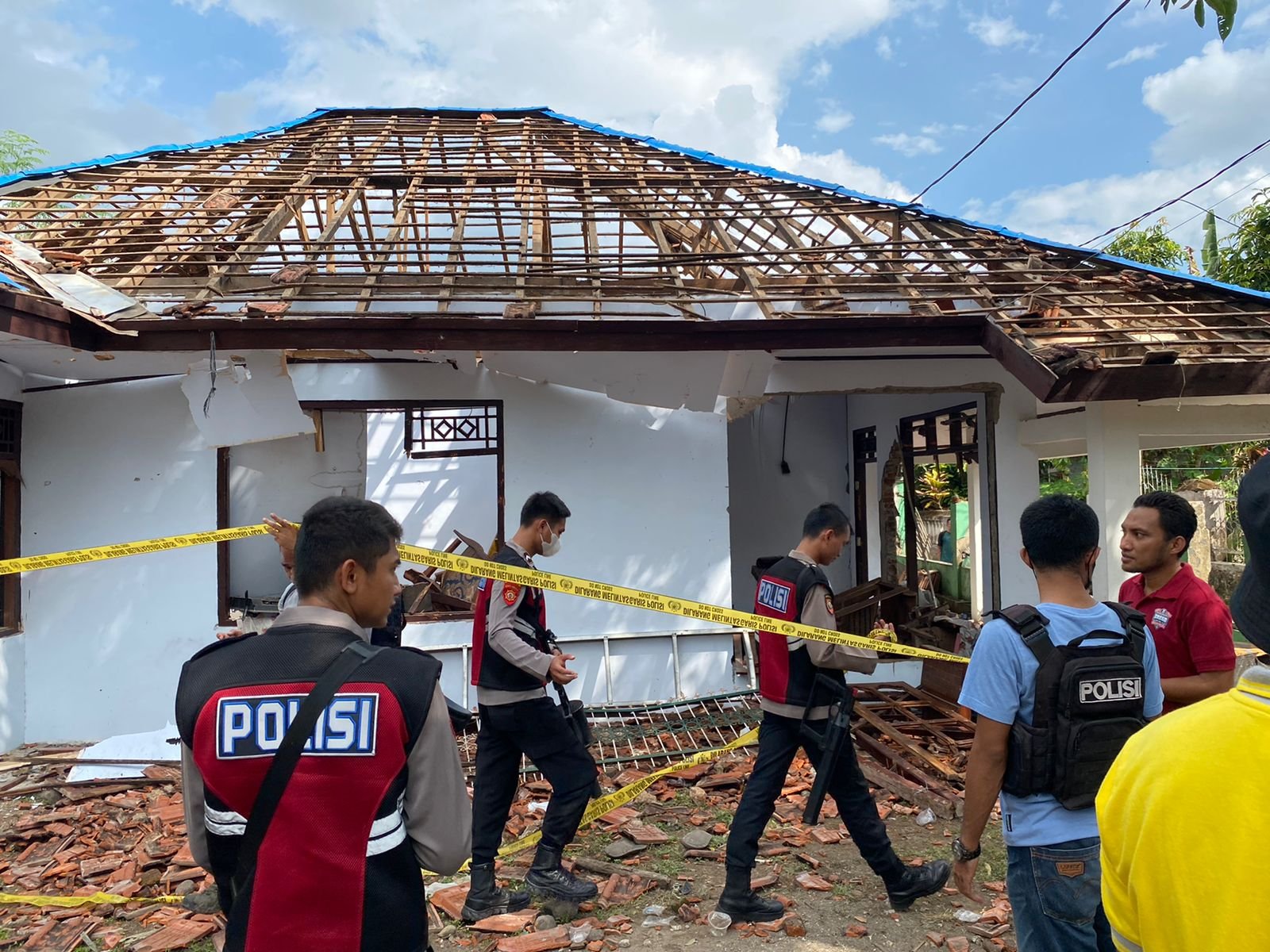 Warga Anarkis, Kakek Mesum Nyaris Dibantai dan Rumahnya Hancur Dirusak Massa