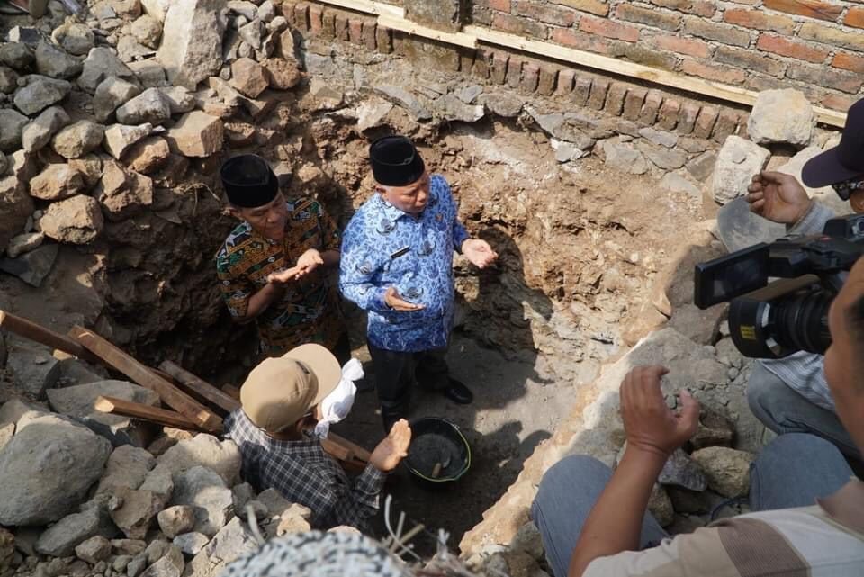 Pembangunan Masjid Hidzbun Nahdatlain, Embung Raja Dimulai, Bupati Lotim Letakkan Batu Pertama