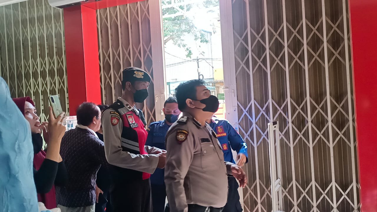 Polisi Bertindak Cepat Sebelum  Toko Top Fashion Mataram Diamuk si Jago Merah