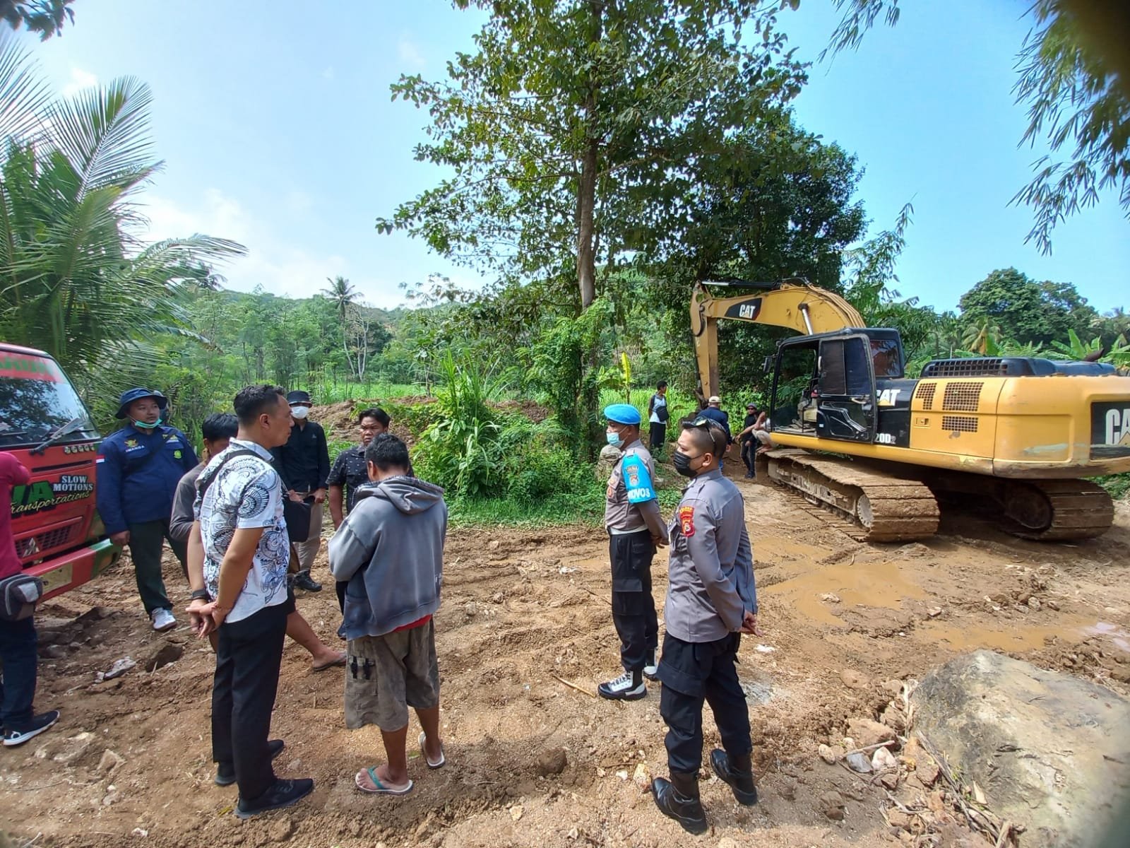 Tim Gabungan Polres Loteng Tertibkan Tambang Emas Ilegal Gunung Perabu