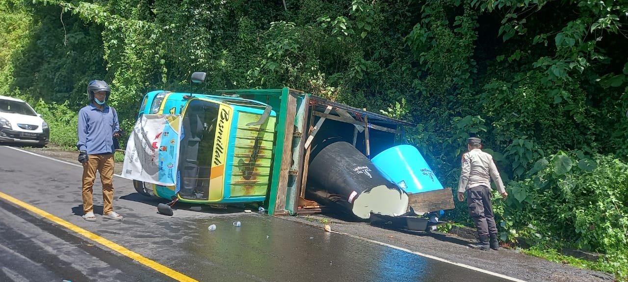 Truk Bermuatan 3000 Liter Migor Bersubsidi Terbalik di Lintasan Pusuk Sembalun