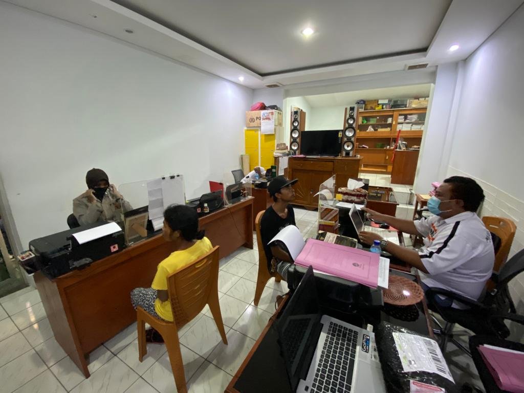 Sepasang Tersangka Narkoba asal Sayang Sayang Tak Berkutik Saat  di Dukep Polresta Mataram di Rumahnya