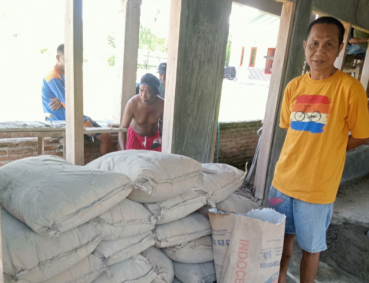 Kasat Reskrim Polres Dompu Sumbang Semen dan Keramik untuk Kelanjutan  Pembangunan Musholla Al-Ikraman