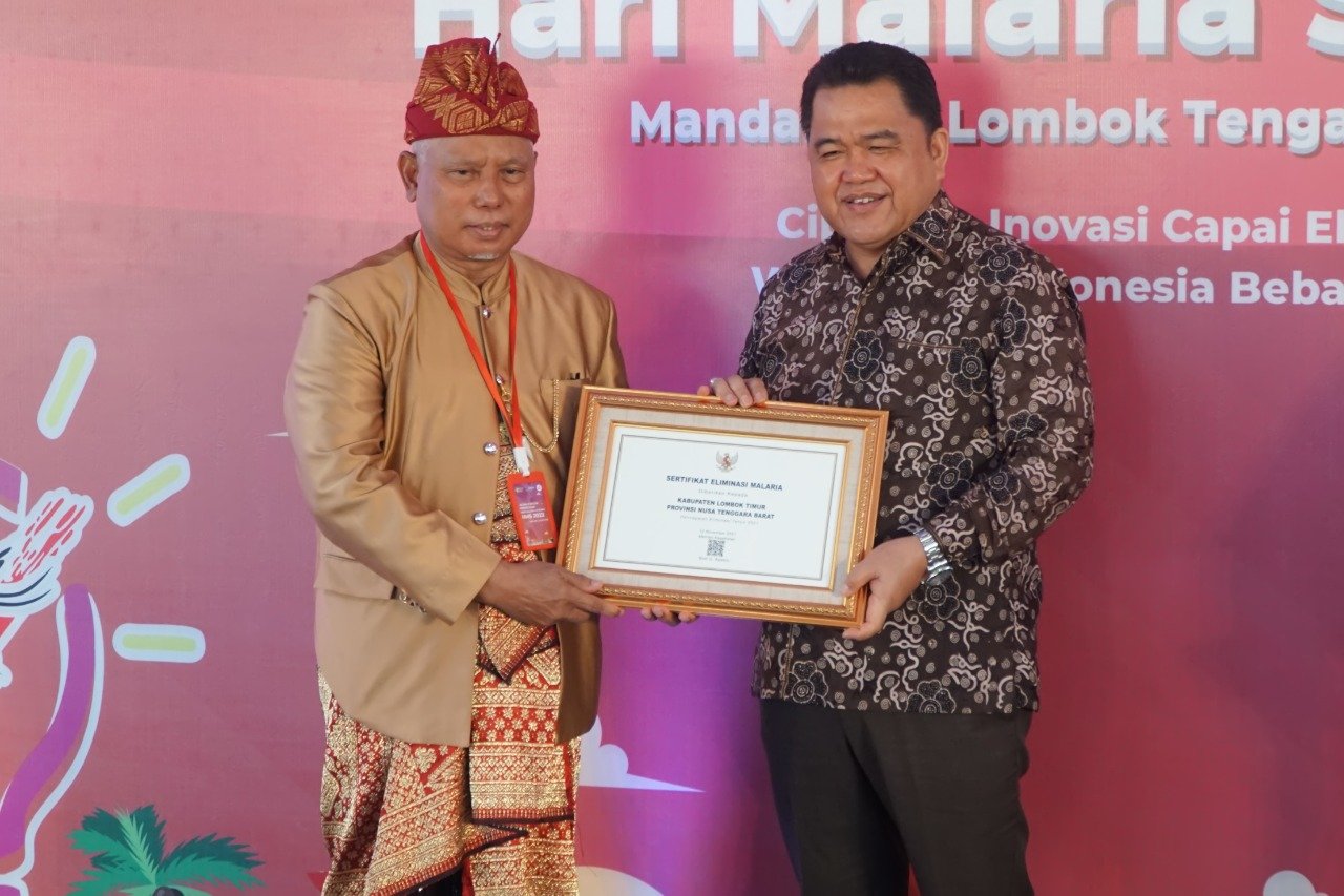 Terima Penghargaan Dunia, Bupati Lotim Memakai Baju Adat