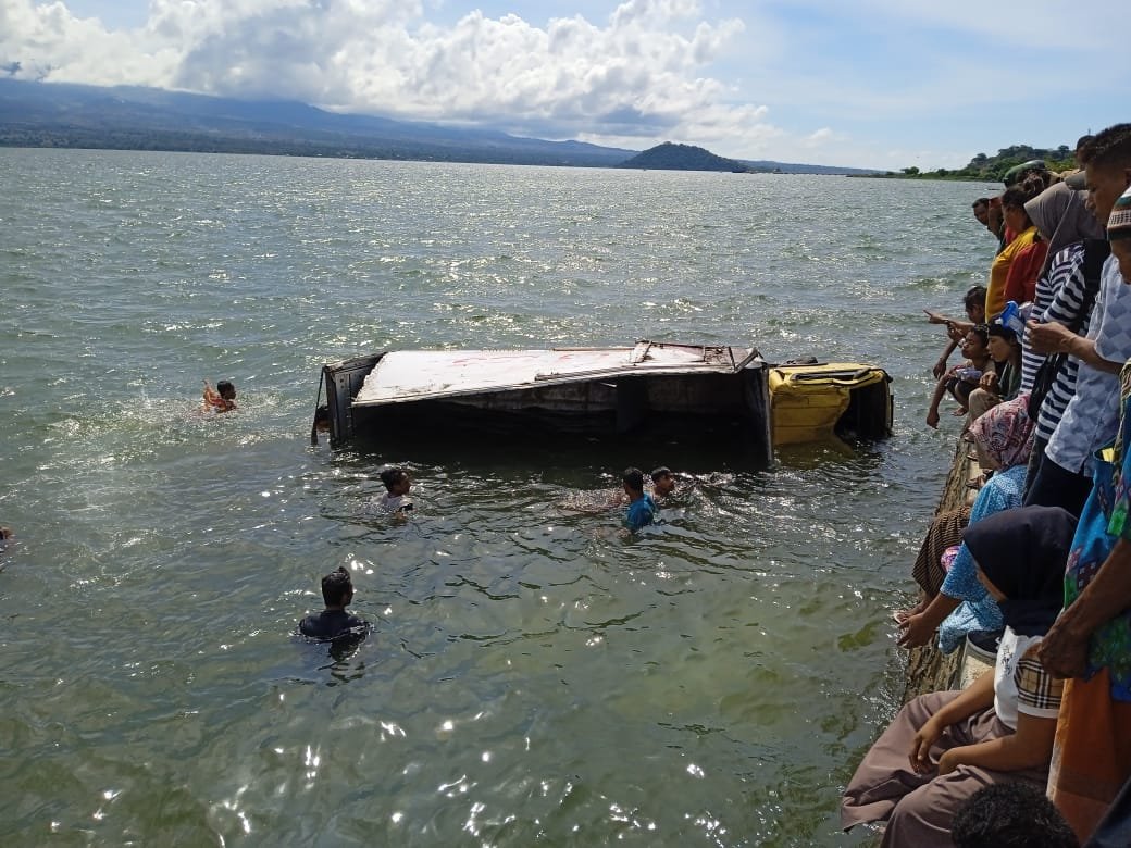 Apes, Mobil Box Pengangkut Barang Alfamart Terjun ke Laut Pada  Tikungan Jenamawa Kota Bima