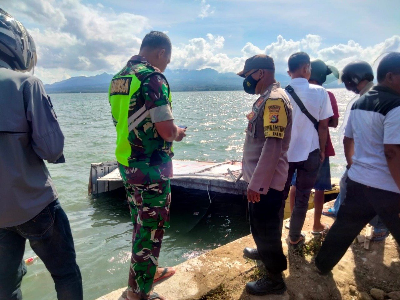 Polresta Bima Amankan Mobil Pengangkut Barang yang Terjun ke Laut  dari Jarahan Warga