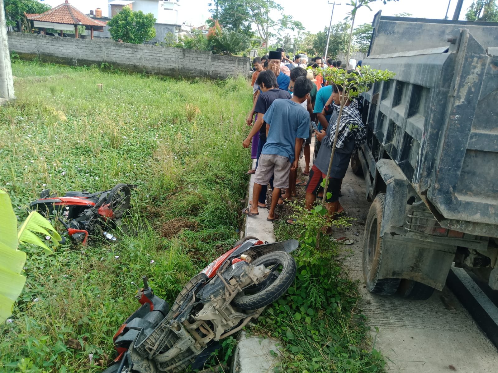 Dum Truk Seruduk Dua Sepeda Motor di Desa Kawo Loteng, Bocah 5 Tahun Tewas
