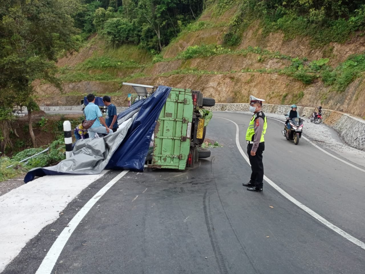 Diduga Sopir Ngantuk, Truk Fuso Bermuatan Ayam dan Pakan Ikan Terbalik di Pusuk Lombok Utara