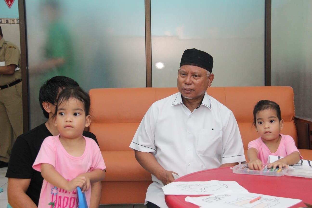 Bupati Lotim Jenguk Bayi Kembar Siam Anaya dan Inaya di RS Soetomo Surabaya