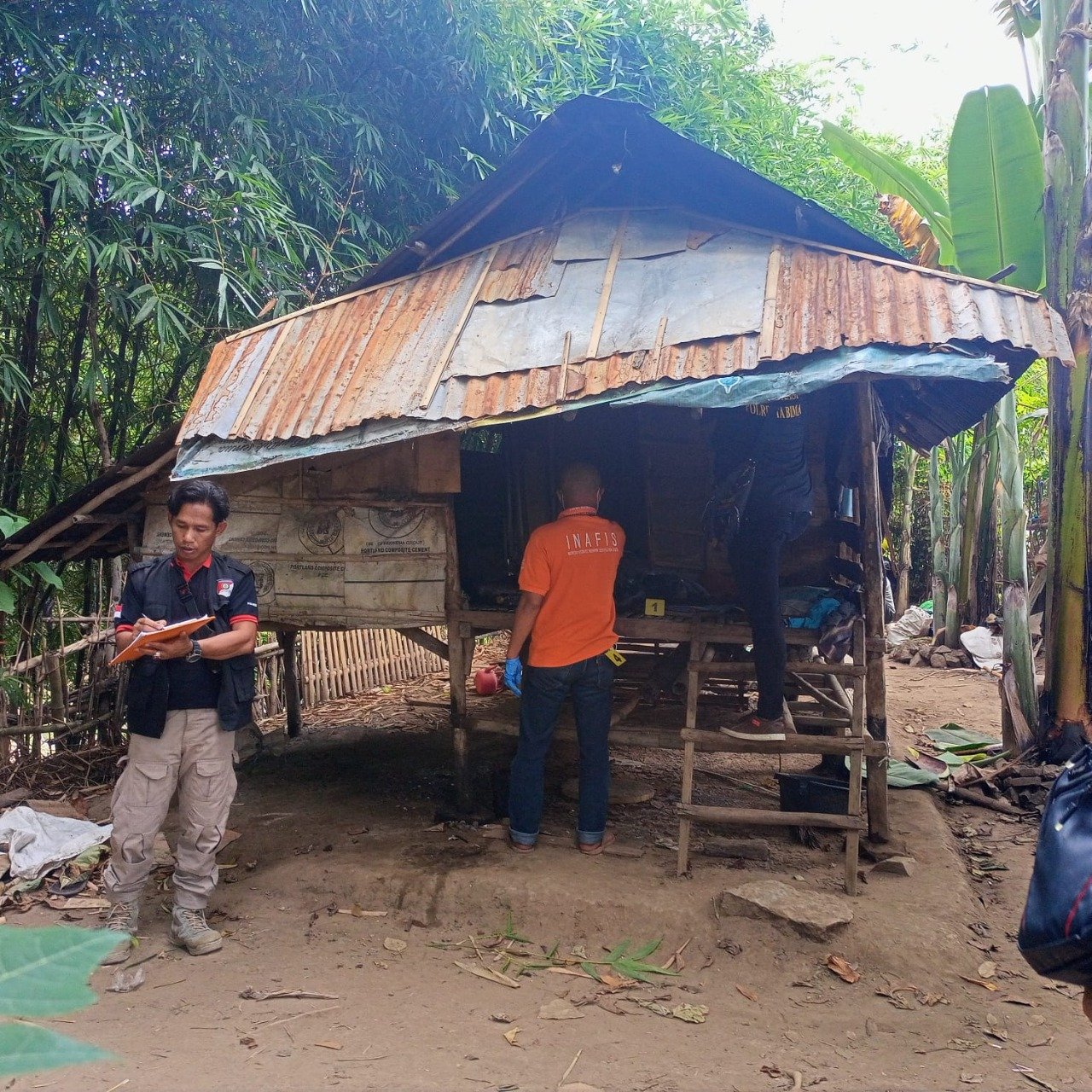 Jasad Membusuk Pria Paruh Baya Ditemukan di Gubuk Reot