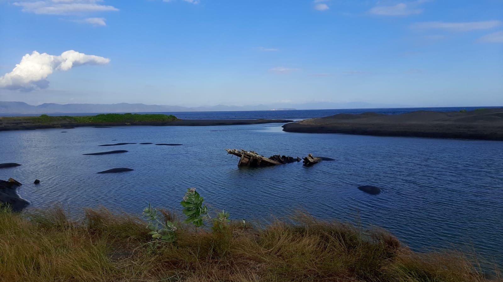 Warga Heboh, Diduga Rongsokan Kapal Perang Belanda Muncul di Pantai Dedalpak Lombok Timur