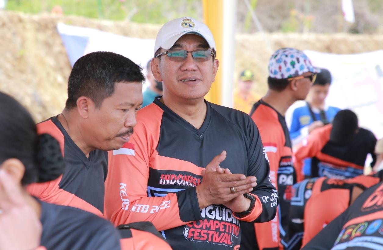 Puluhan Atlit Melayang di Udara,  Kejurda Paralayang Digelar di Bukit Lancing Lombok Tengah