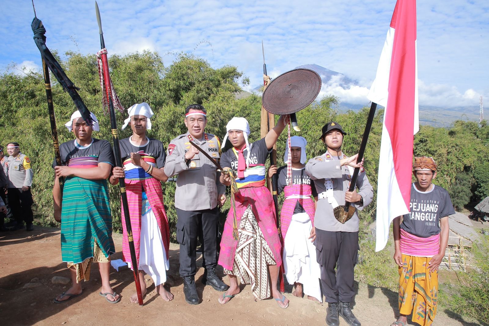 Terpikat Keindahan dan Adat Sembalun, Kapolda NTB Pimpin Pengibaran Bendera di Bukit Selong