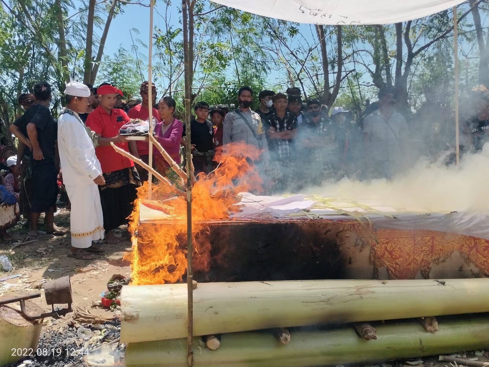 Bhabinkamtibmas Desa Kokarlian Sumbawa Barat Ikut Amankan Acara Pembakaran Jenazah