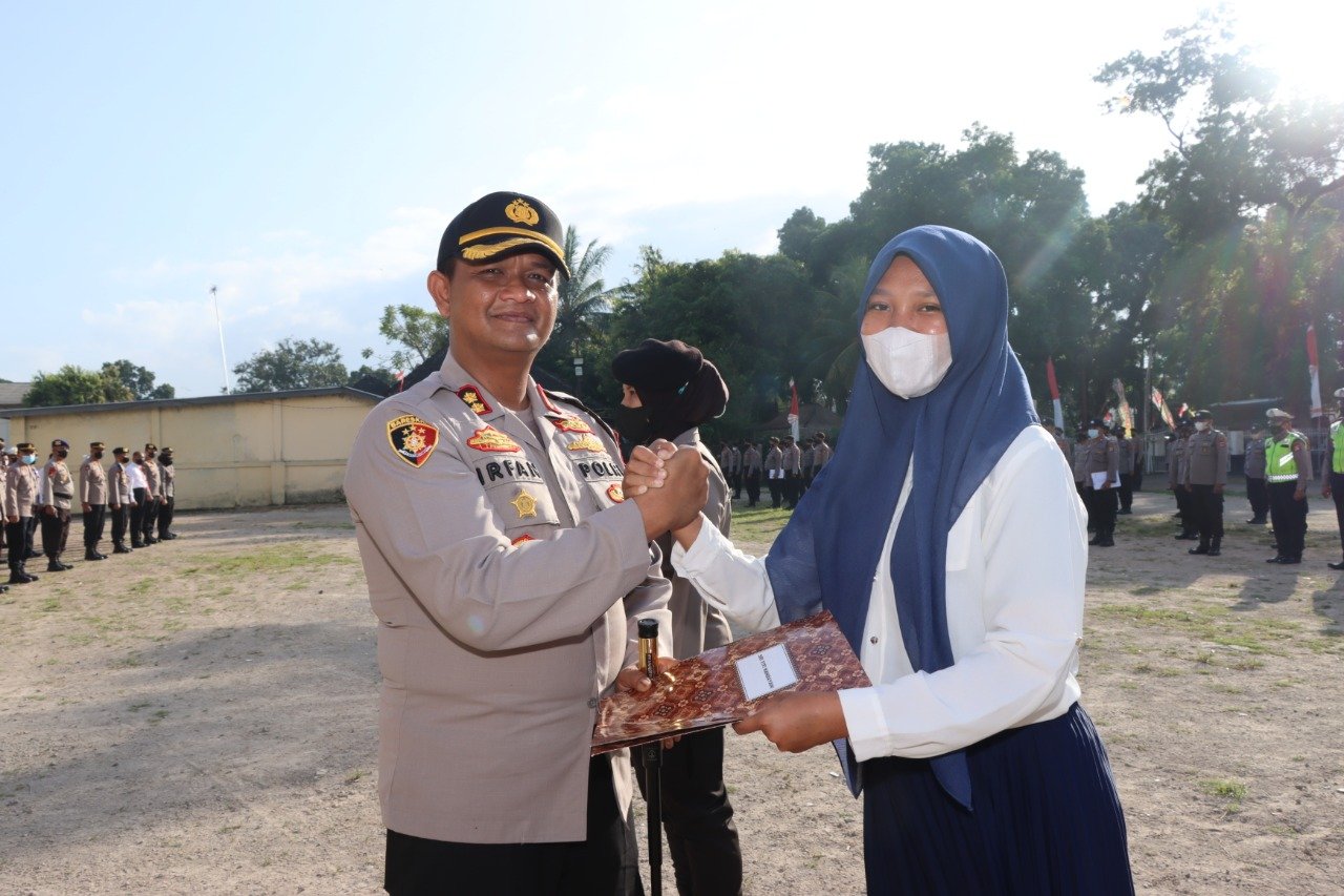 Berani Lawan Jambret, Cewek Batujai Peroleh Penghargaan Kapolres Lombok Tengah