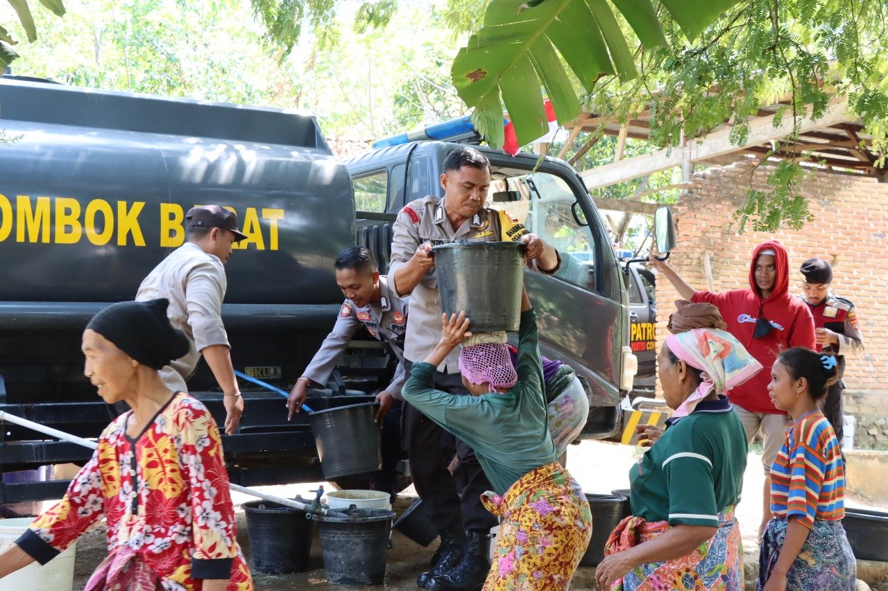 Bantu 5000 Liter Air, Warga Jembatan Kembar Berterima Kasih ke Polres Lombok Barat