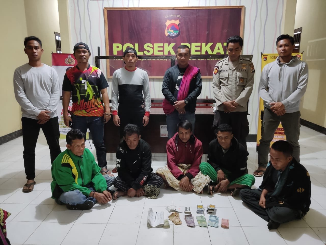 Meresahkan Masyarakat Timsus Polsek Pekat Ringkus 5 Pelaku Perjudian