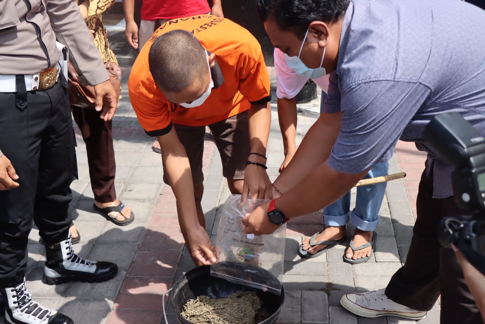 Barang Bukti 4,40 Gram Sabu dan 205 Gram Ganja Dibakar Polresta Mataram