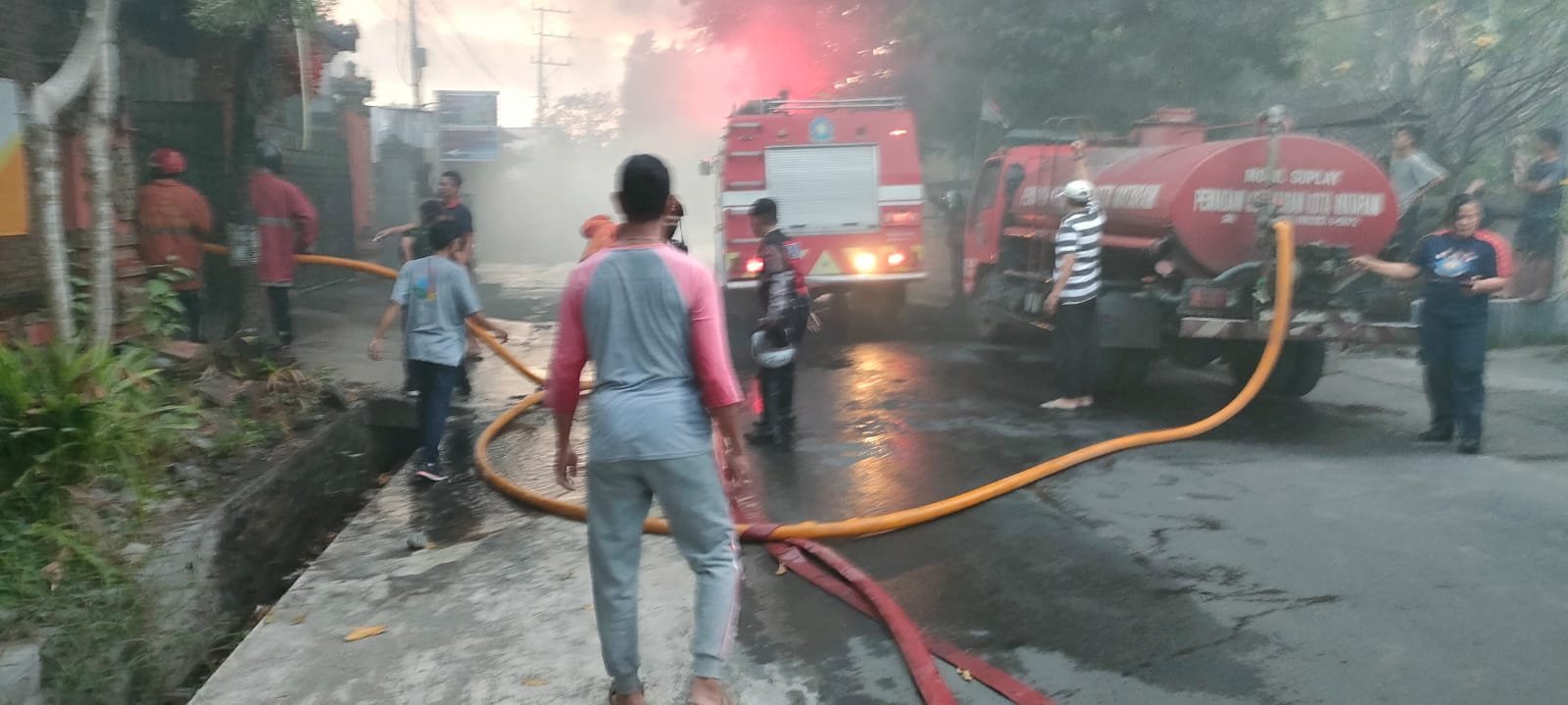 Gudang Terbakar Aparat Kepolisian Ikut Bantu Evakuasi dan Pemadaman Api