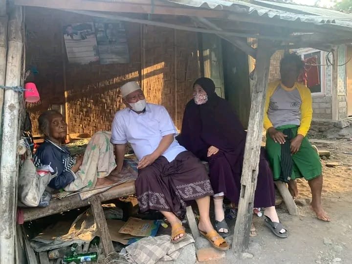 Dikunjungi Bupati Lotim, Papuk Ranim akan Dibangunkan Rumah Menggunakan Uang Pribadi HM Sukiman Azmy