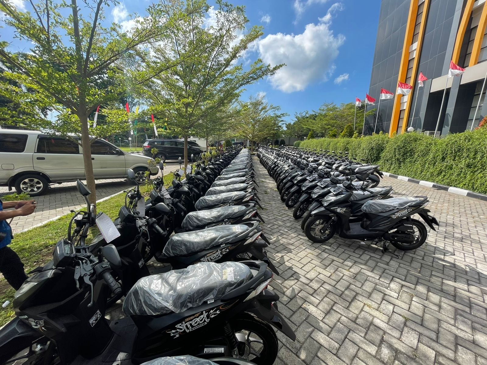 Tuntaskan Janji Politik, Bupati Sukiman Azmy Serahkan Ratusan Motor 0perasional untuk Pekasih