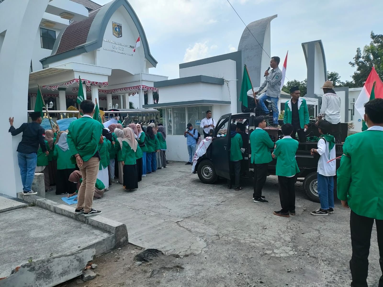 Himah NW Demo ke DPRD Lotim, Tolak Merayapnya Harga BBM