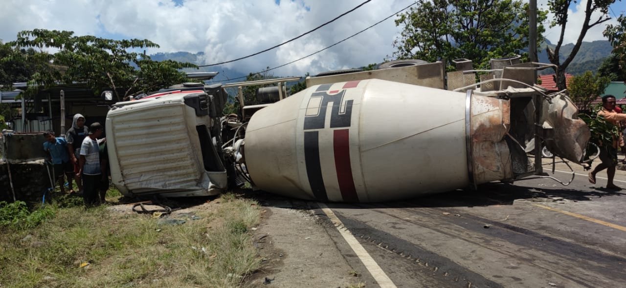 Mobil Truk Semen Curah Terguling Di Sembalun