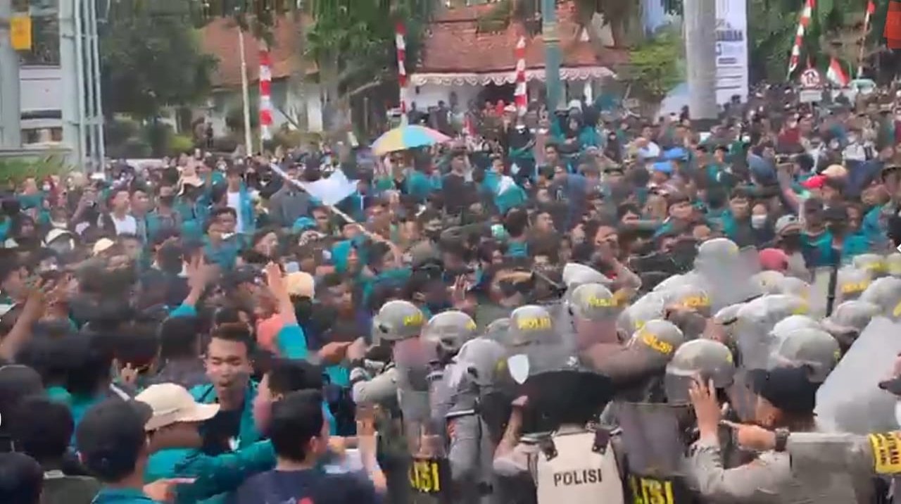 Nyaris Bentrok, Gabungan Mahasiswa Mataram dan Polisi Saling Dorong Saat Pengamanan Unjuk Rasa
