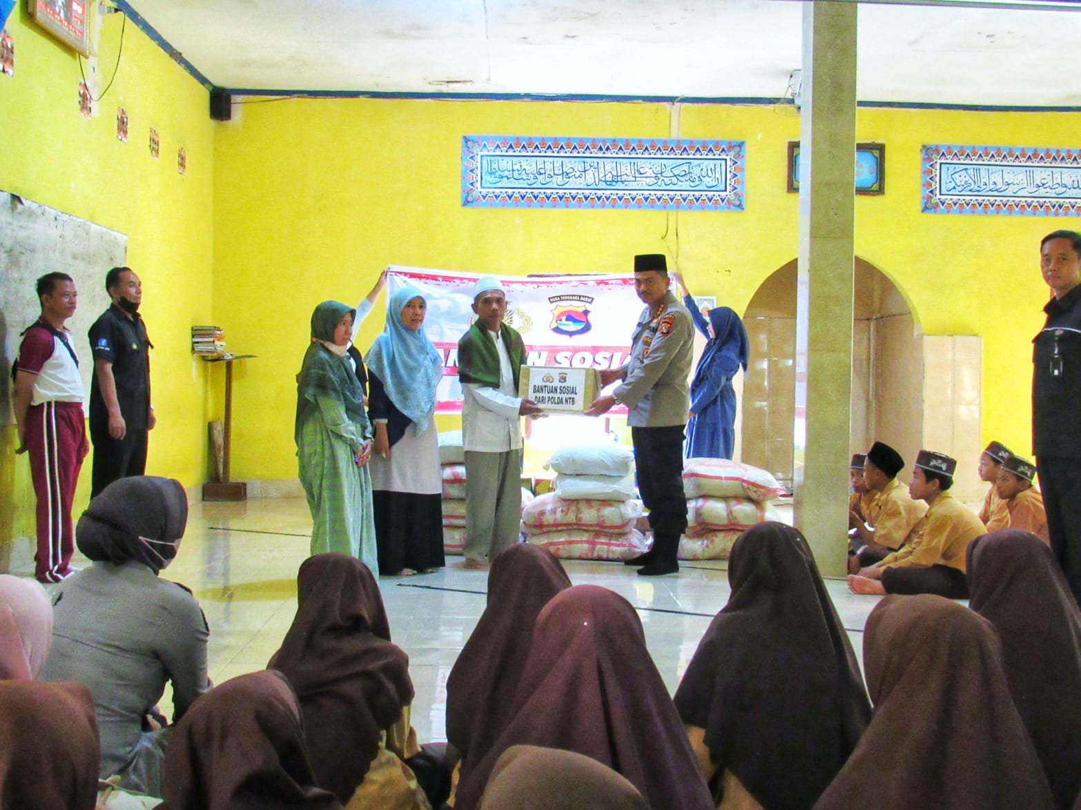 Sungguh Mulia, Bidahumas Polda NTB Santuni  Panti Asuhan Al-Muslimun NW Batu Layar