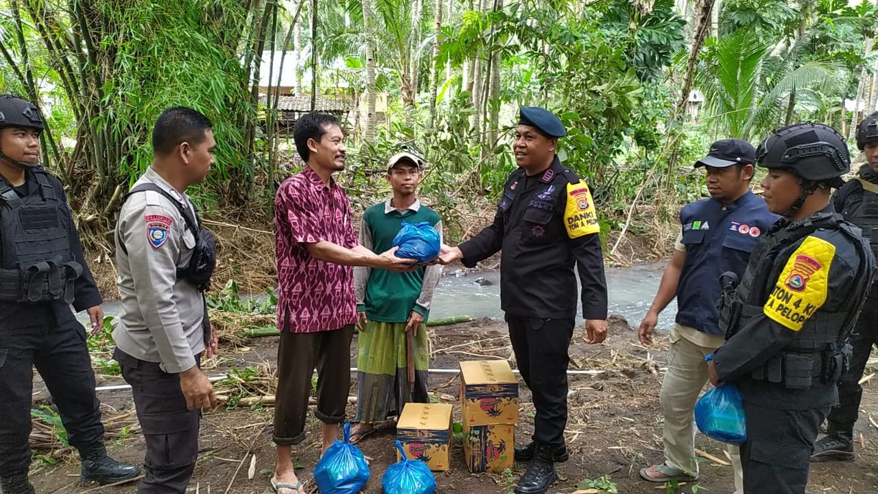 Paska Banjir dan Longsor, Brimob Polda NTB Bawa Bantuan ke Desa Malaka