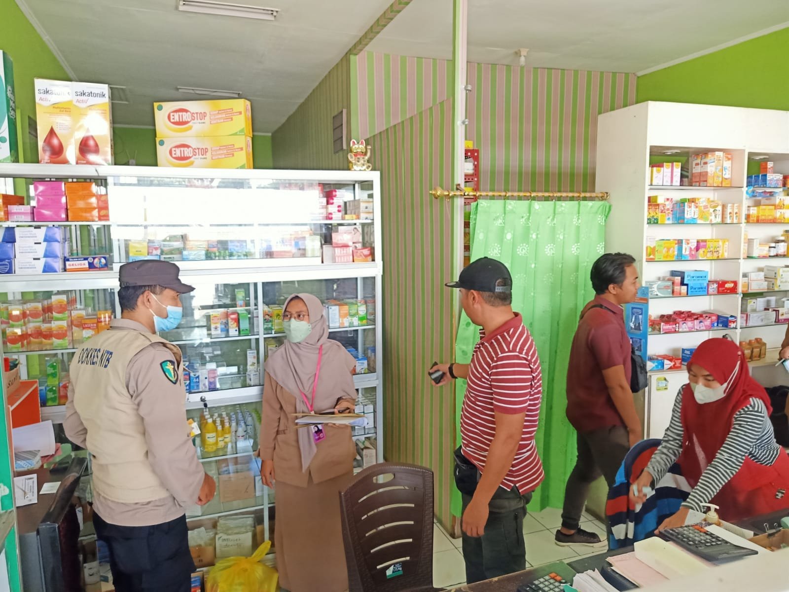 Awasi Apotik Jual Sirup Berbahaya Polres Lombok Utara Terjunkan Anggotanya Sidak ke Lapangan