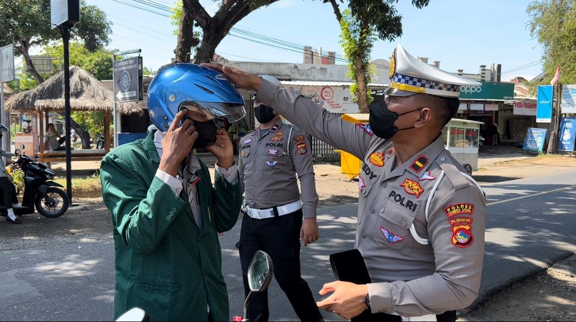 Kegiatan Simpatik, Lantas Polres Lombok Utara Bagi Helm dan Payung untuk Pengendara Motor