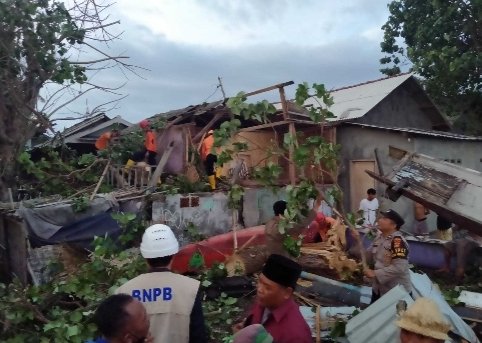 Belasan Rumah Warga Tanjung Luar Rusak Dihantam Angin Puting Beliung