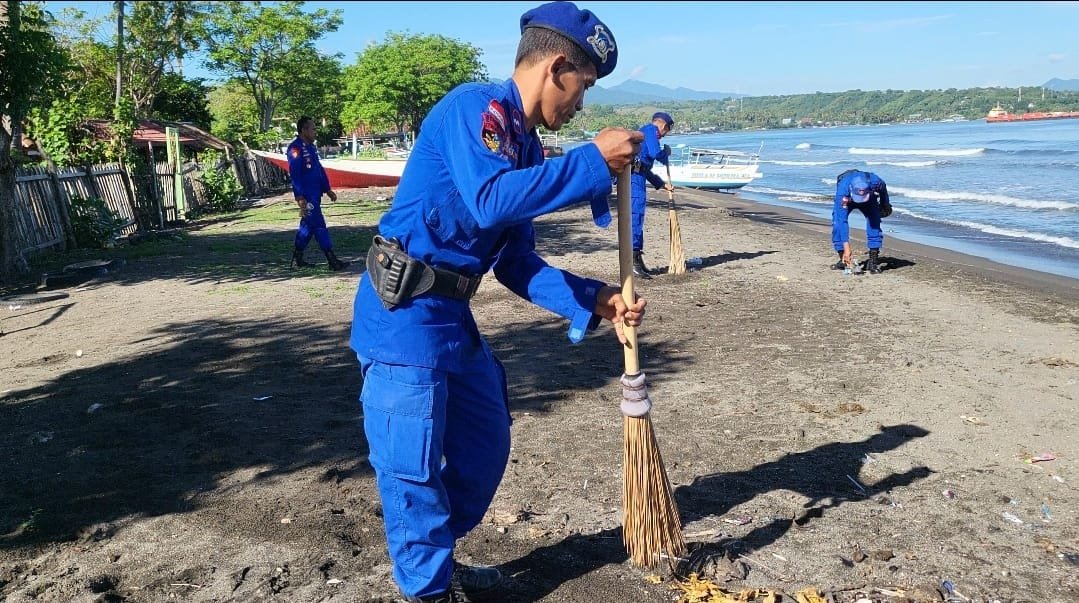 Jelang Hari Jadinya ke 72 Satuan Pol Airud Sumbawa Besar Gelar Bersih Masjid dan Pantai