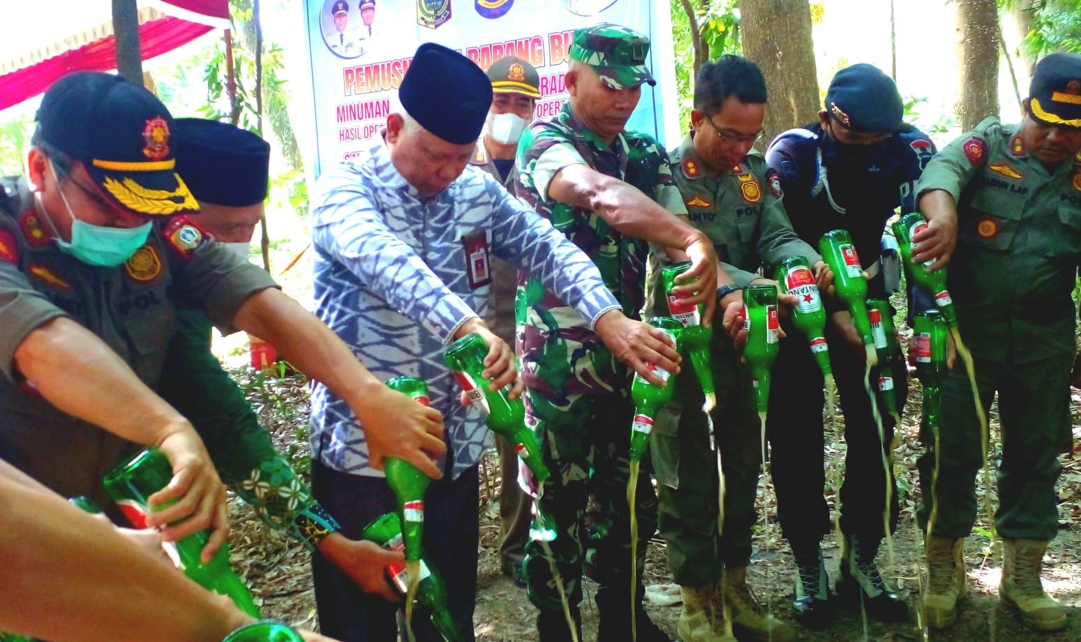 Bupati Lotim dan APH Musnahkan Barang Bukti 4.111 Liter Miras Hasil Operasi Pol PP