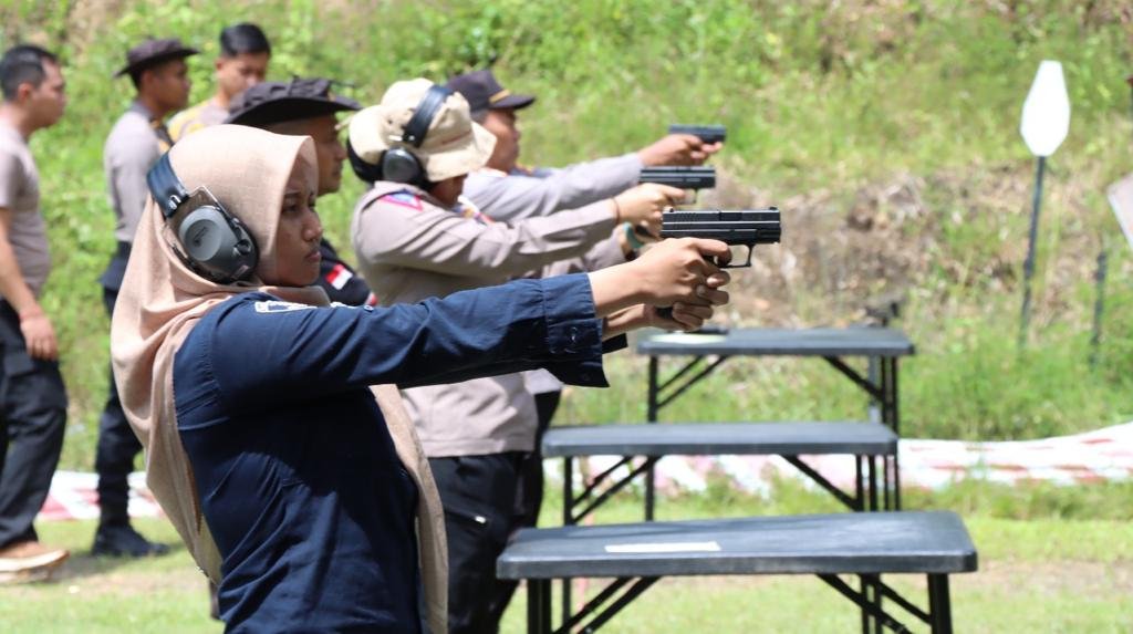 Asah Kemampuan Personel Polres Lombok Barat Gelar Latihan Menembak