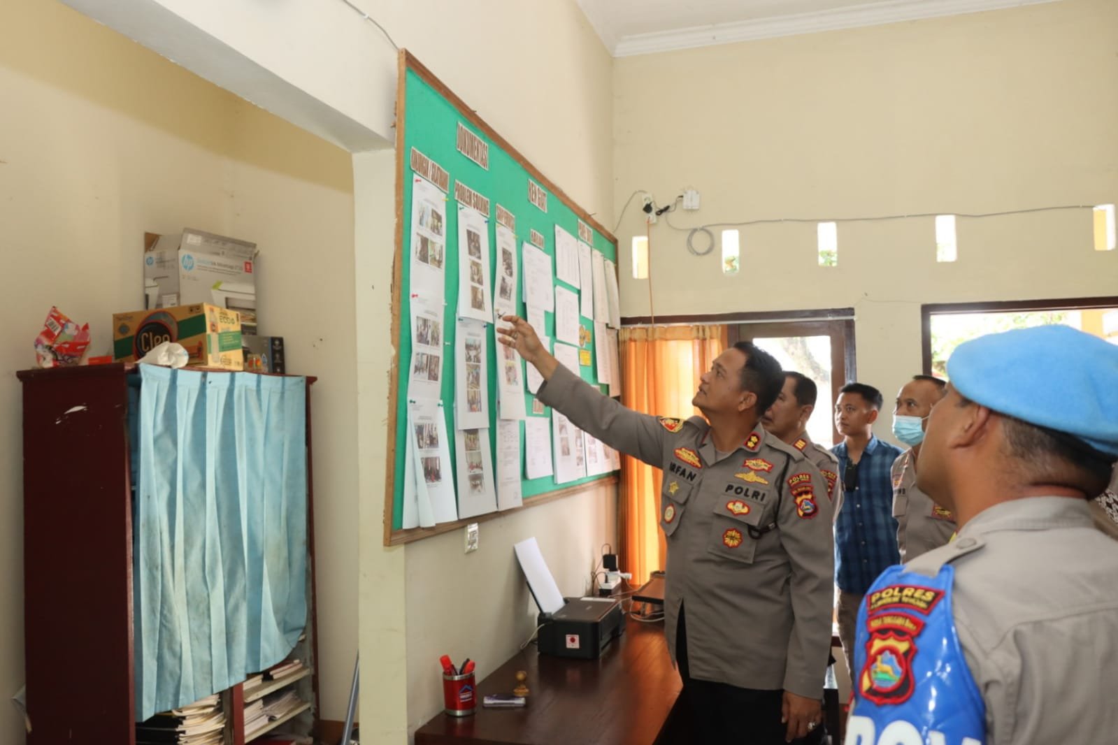 Kapolres Loteng Sambangi Anak Buah, Cek Kesiapan Anggota Hindari Terulangnya Bom Bunuh Diri di Polsek Astana Anyar Jabar