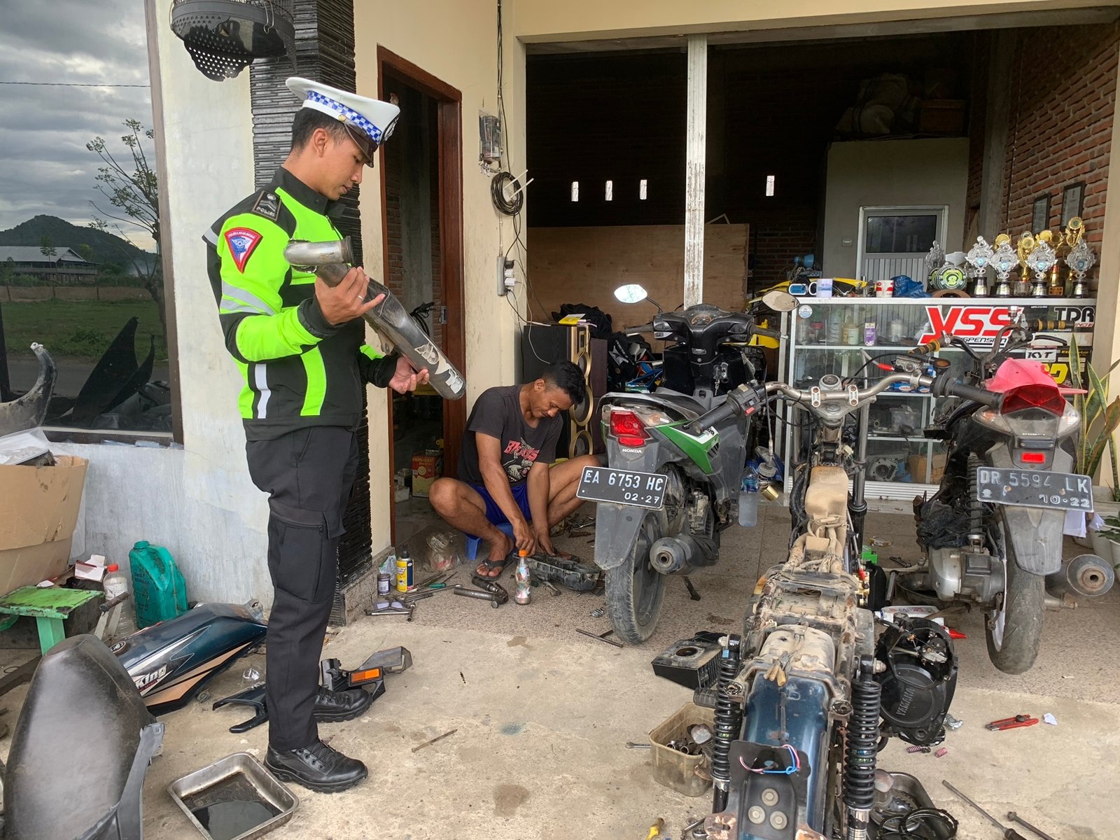 Bengkel dan Penjual Knalpot Bronk Sasaran Sosilaisasi Polres Sumbawa Jelang Nataru