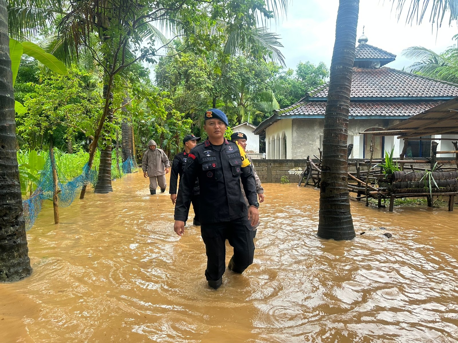 Kawasan Mandalika Terendam Banjir Polisi Bergerak Bantu Warga